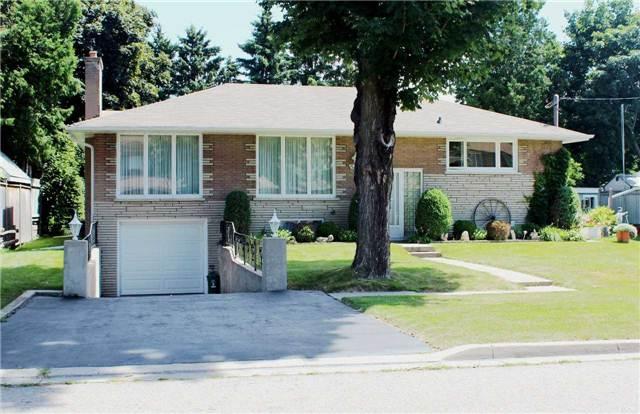 833 Centre St N, House detached with 3 bedrooms, 2 bathrooms and 6 parking in Whitby ON | Image 1