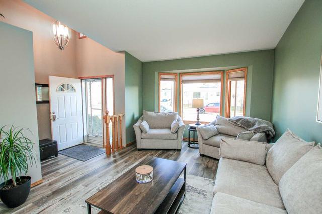 18 Eakins Crescent, House detached with 5 bedrooms, 3 bathrooms and 2 parking in Red Deer AB | Image 6