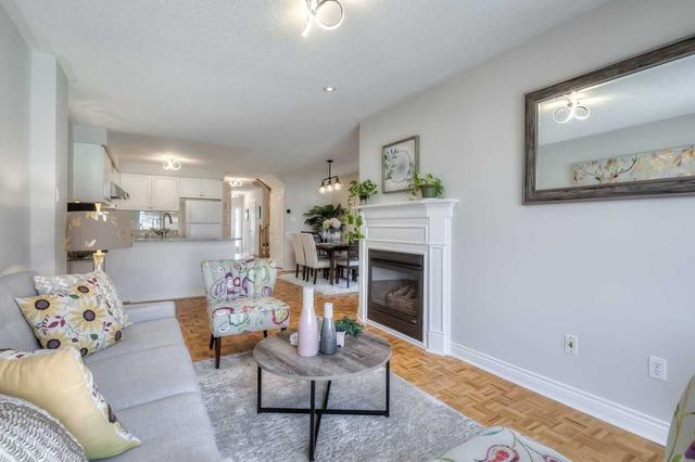 77 Ruby Cres, House attached with 3 bedrooms, 3 bathrooms and 4 parking in Richmond Hill ON | Image 3