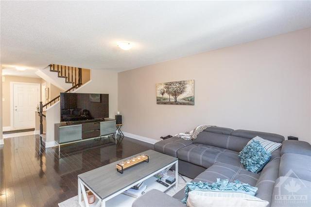 2381 Marble Crescent, Townhouse with 3 bedrooms, 2 bathrooms and 2 parking in Clarence Rockland ON | Image 8