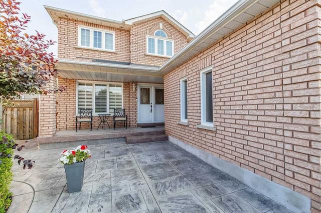 11 Calabria Crt, House detached with 4 bedrooms, 4 bathrooms and 6 parking in Vaughan ON | Image 36