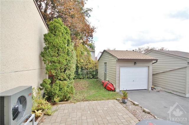 1041 Barwell Avenue, Home with 3 bedrooms, 3 bathrooms and 6 parking in Ottawa ON | Image 28