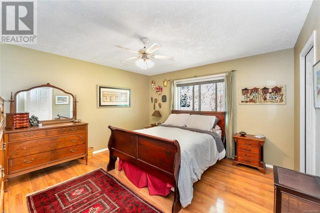 781 Cameo St, House detached with 5 bedrooms, 3 bathrooms and 4 parking in Saanich BC | Image 12