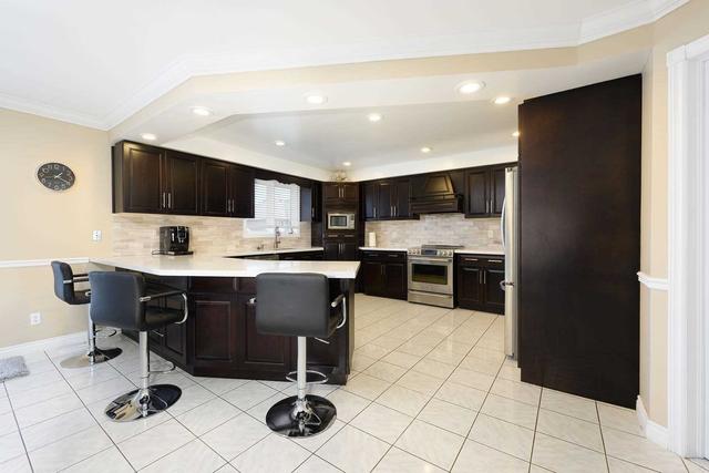 6 Knights Crt, House detached with 4 bedrooms, 3 bathrooms and 8 parking in Hamilton ON | Image 4