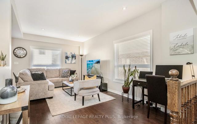 39 Redcedar Cres, House attached with 3 bedrooms, 3 bathrooms and 2 parking in Hamilton ON | Image 2