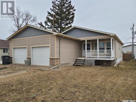 207 W 1st Street, Home with 3 bedrooms, 2 bathrooms and null parking in Carlyle SK | Card Image