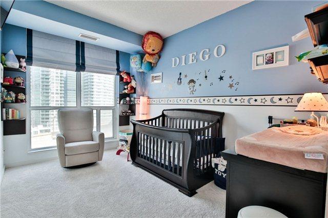 1002 - 218 Queens Quay W, Condo with 2 bedrooms, 2 bathrooms and 1 parking in Toronto ON | Image 7