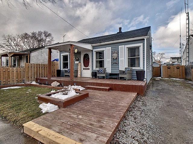6151 Cadham St, House detached with 2 bedrooms, 1 bathrooms and 2 parking in Niagara Falls ON | Image 1