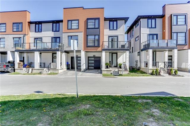 962 West Village Square, House attached with 4 bedrooms, 2 bathrooms and 2 parking in London ON | Image 2