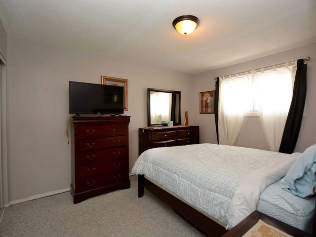 156 Enderby Cres, Townhouse with 3 bedrooms, 2 bathrooms and 2 parking in Brampton ON | Image 2