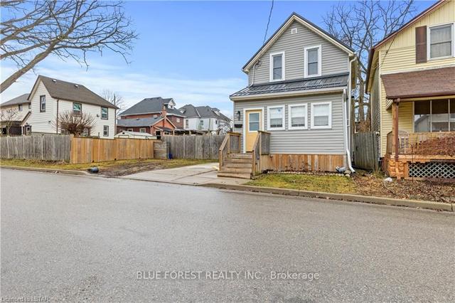 6 Hamilton St, House detached with 2 bedrooms, 2 bathrooms and 2 parking in St. Thomas ON | Image 1