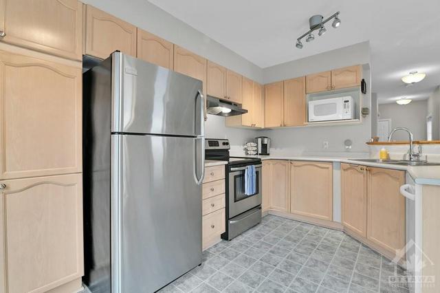 40 Celebration Street, Townhouse with 3 bedrooms, 2 bathrooms and 3 parking in Ottawa ON | Image 7