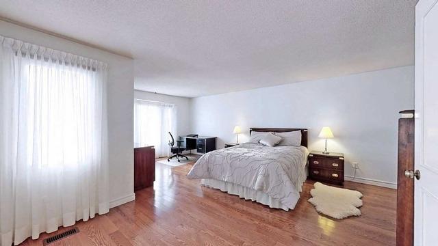 71 Sandyhook Sq, House detached with 3 bedrooms, 3 bathrooms and 4 parking in Toronto ON | Image 3