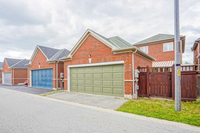 11 Lindcrest Manr, House detached with 3 bedrooms, 3 bathrooms and 3 parking in Markham ON | Image 26