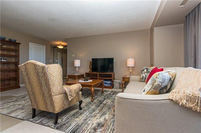 604 - 301 Frances Ave, Condo with 3 bedrooms, 2 bathrooms and 1 parking in Hamilton ON | Image 5