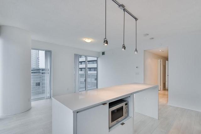 5210 - 88 Harbour St, Condo with 3 bedrooms, 2 bathrooms and 1 parking in Toronto ON | Image 6