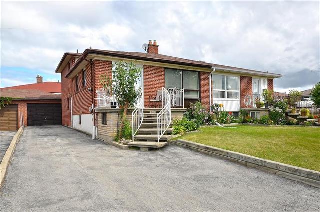 10 Elnathan Cres, House semidetached with 4 bedrooms, 2 bathrooms and 4 parking in Toronto ON | Image 2