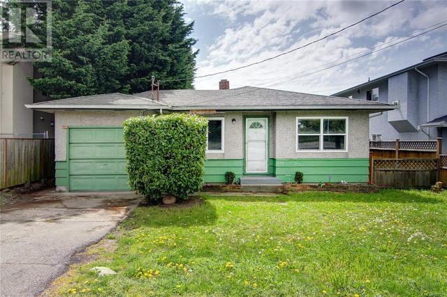 151 Battleford Ave, House detached with 2 bedrooms, 1 bathrooms and 1 parking in Saanich BC | Card Image