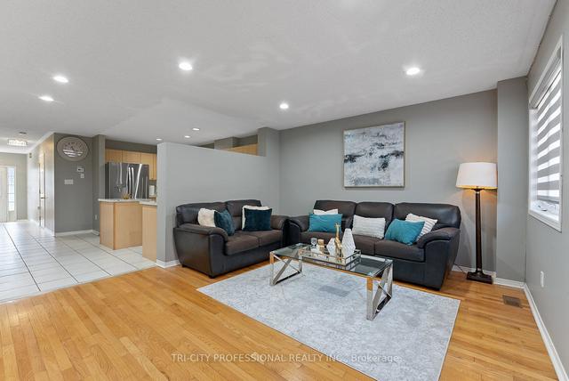 18 Oliti Crt, House semidetached with 3 bedrooms, 4 bathrooms and 3 parking in Toronto ON | Image 9