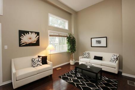 79 Foster Cres, Townhouse with 3 bedrooms, 2 bathrooms and 2 parking in Brampton ON | Image 4