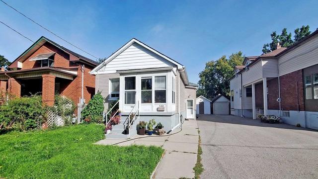 300 St Eloi Ave, House detached with 3 bedrooms, 2 bathrooms and 5 parking in Oshawa ON | Image 36