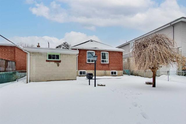 9 Clairlea Cres, House detached with 2 bedrooms, 2 bathrooms and 3 parking in Toronto ON | Image 18