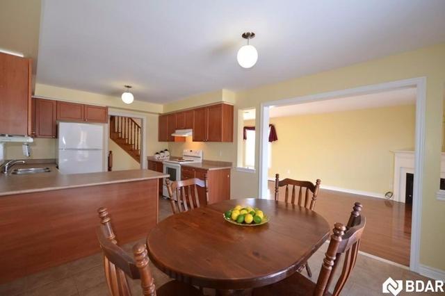 22 Lake Cres, House detached with 4 bedrooms, 3 bathrooms and 6 parking in Barrie ON | Image 2