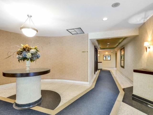 1205 - 10 Laurelcrest St, Condo with 2 bedrooms, 1 bathrooms and 1 parking in Brampton ON | Image 4