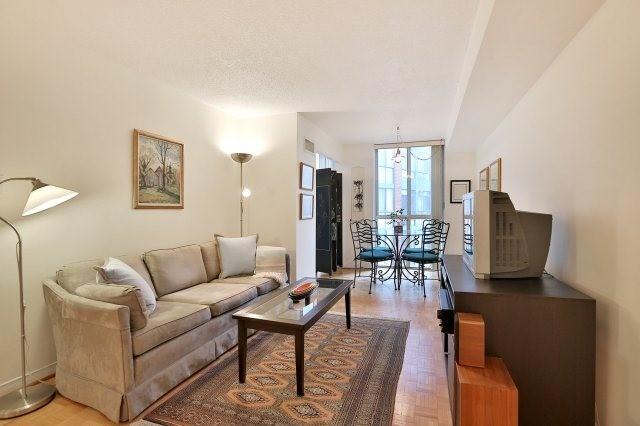1002 - 801 King St W, Condo with 1 bedrooms, 1 bathrooms and 1 parking in Toronto ON | Image 2