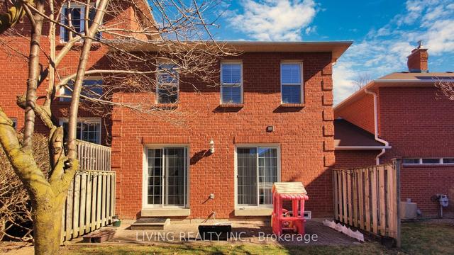 47 Stornwood Crt, Townhouse with 2 bedrooms, 3 bathrooms and 2 parking in Brampton ON | Image 6