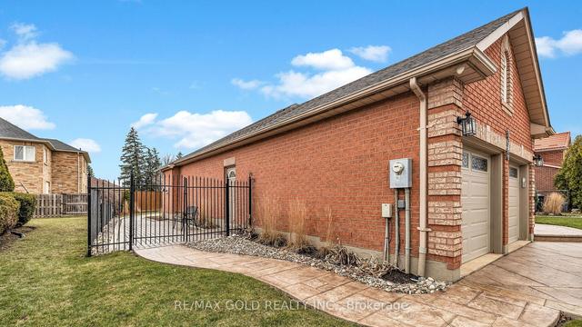 7 Roycrest St, House detached with 3 bedrooms, 2 bathrooms and 7 parking in Brampton ON | Image 34