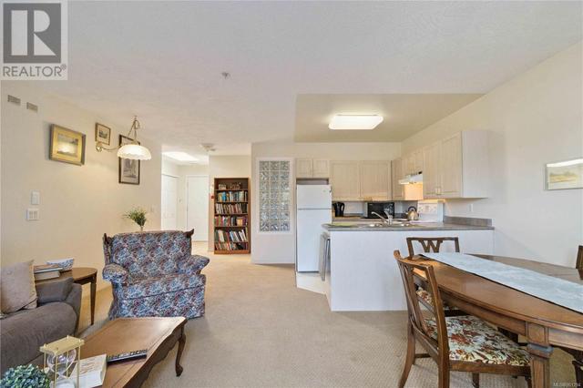 301 - 1485 Garnet Rd, Condo with 1 bedrooms, 1 bathrooms and null parking in Saanich BC | Image 2