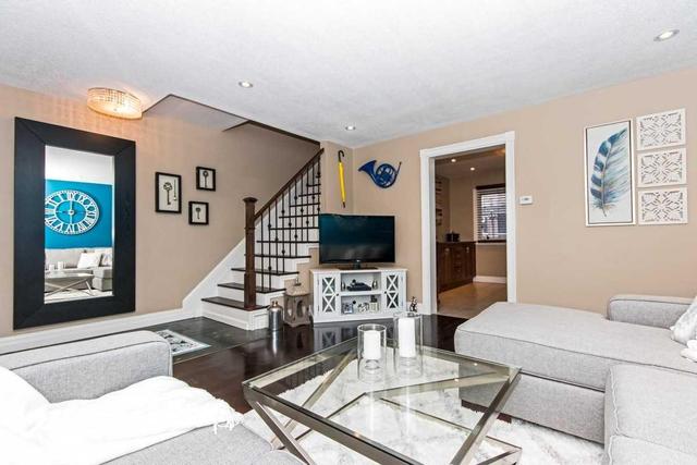 215 Lake Ave N, Townhouse with 3 bedrooms, 2 bathrooms and 1 parking in Hamilton ON | Image 4