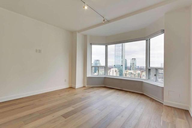 2406 - 175 Cumberland St, Condo with 2 bedrooms, 3 bathrooms and 1 parking in Toronto ON | Image 9
