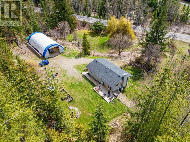 6823 Charleson Road, House detached with 4 bedrooms, 2 bathrooms and null parking in Columbia Shuswap F BC | Image 4