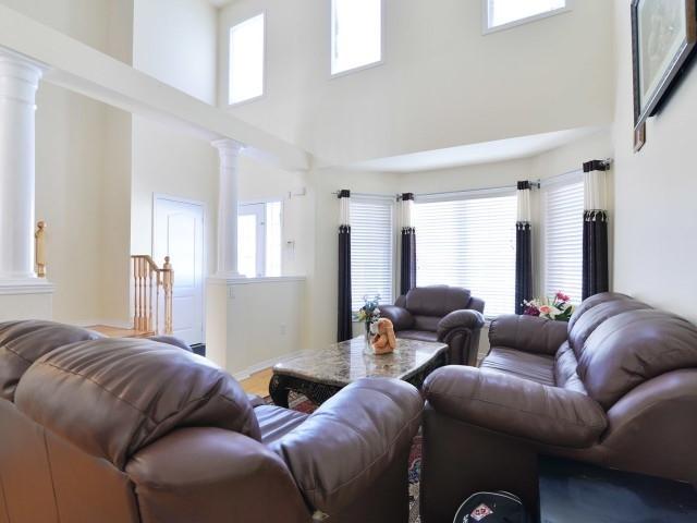 83 Mainard Cres, House detached with 4 bedrooms, 4 bathrooms and 4 parking in Brampton ON | Image 3