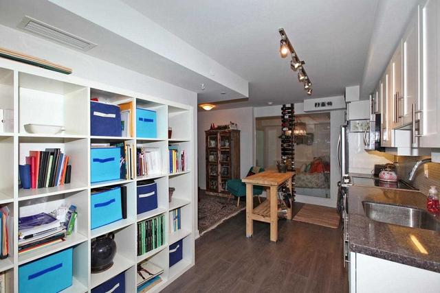1235 - 525 Adelaide St W, Condo with 1 bedrooms, 1 bathrooms and 1 parking in Toronto ON | Image 3