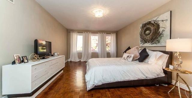 25 Mossgrove Tr, House detached with 4 bedrooms, 4 bathrooms and 5 parking in Toronto ON | Image 3