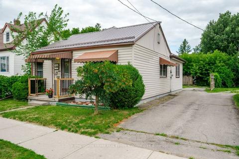 688 Romaine St, House detached with 3 bedrooms, 1 bathrooms and 2 parking in Peterborough ON | Card Image