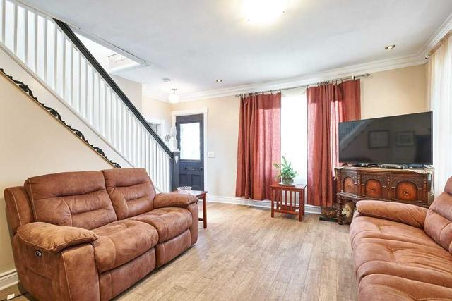 33 Erie St, House detached with 3 bedrooms, 2 bathrooms and 2 parking in Oshawa ON | Image 3