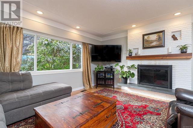 820 Elrick Pl, House detached with 4 bedrooms, 3 bathrooms and 2 parking in Esquimalt BC | Image 6