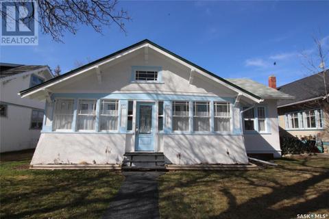 671 2nd Street E, House detached with 2 bedrooms, 1 bathrooms and null parking in Shaunavon SK | Card Image