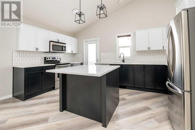 28 Vincent Close, House detached with 5 bedrooms, 3 bathrooms and 4 parking in Red Deer AB | Image 2