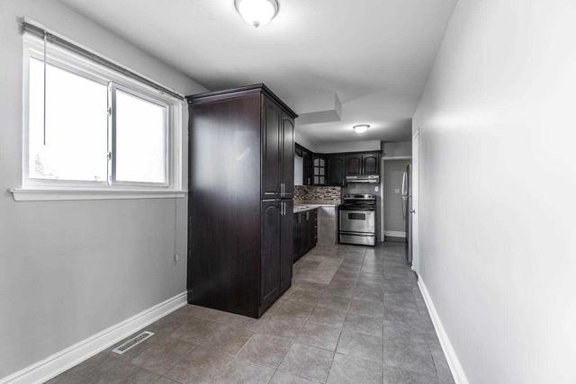 7731 Redstone Rd, House semidetached with 3 bedrooms, 3 bathrooms and 6 parking in Mississauga ON | Image 2