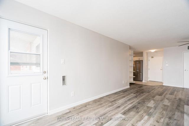 303 - 126 Bell Farm Rd, Condo with 2 bedrooms, 2 bathrooms and 1 parking in Barrie ON | Image 3