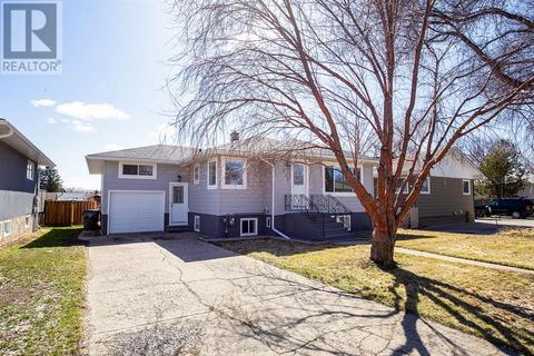 515 12 Street Sw, House detached with 3 bedrooms, 2 bathrooms and 2 parking in Medicine Hat AB | Card Image