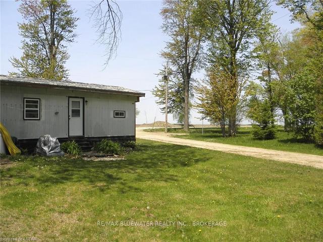9774 Lake Rd, Home with 2 bedrooms, 1 bathrooms and 6 parking in Kettle Point 44 ON | Image 8