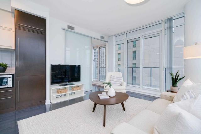 1910 - 770 Bay St, Condo with 2 bedrooms, 2 bathrooms and 1 parking in Toronto ON | Image 4