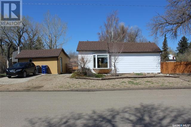 116 Ash Avenue N, House detached with 4 bedrooms, 2 bathrooms and null parking in Eastend SK | Image 1