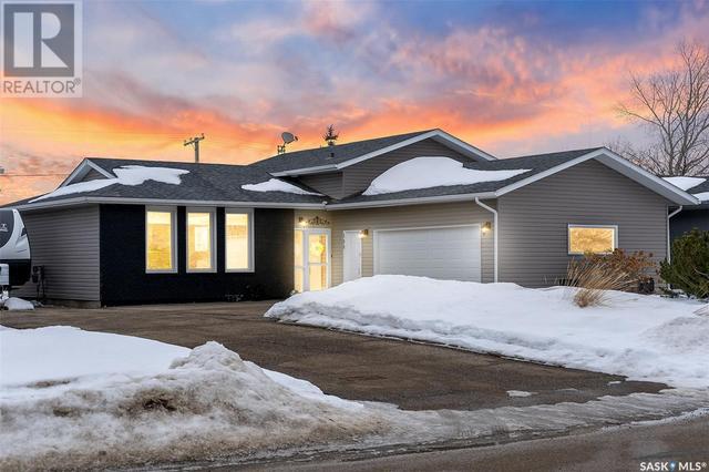 108 8th Avenue E, House detached with 3 bedrooms, 3 bathrooms and null parking in Watrous SK | Image 1